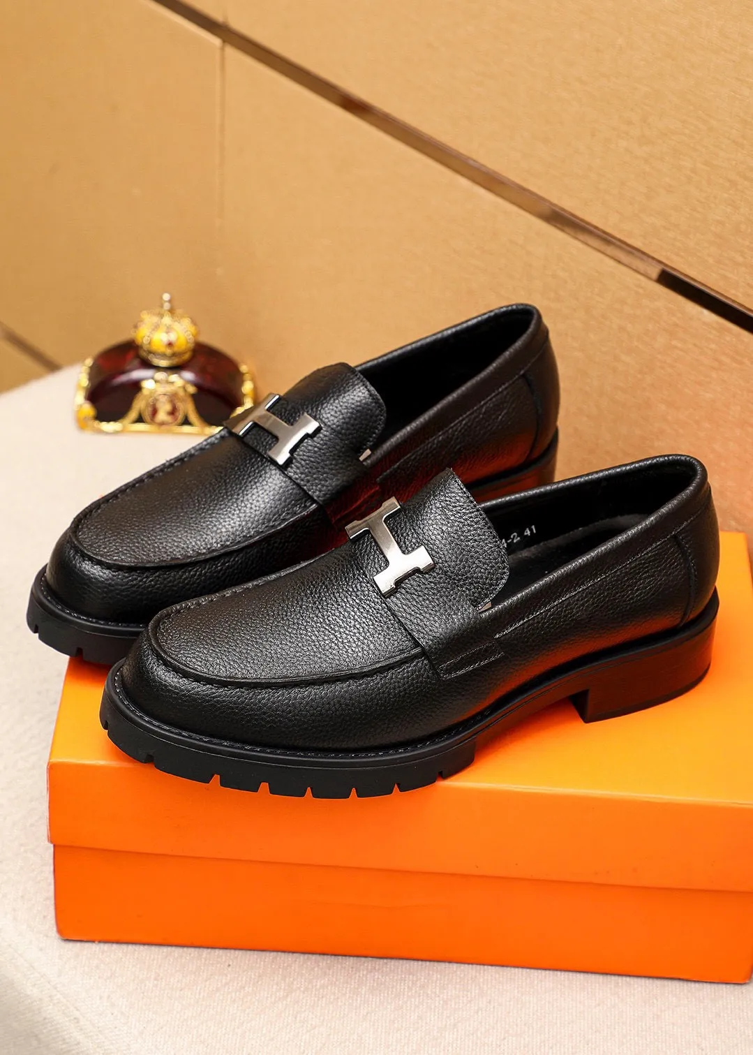 Men's shoes 💰460 💐 Product trademark: HERMES "Hermès" casual leather shoes Regular size: 39-44 (38.45🉑️customized) Product materials: Selected imported first-layer pebbled cowhide leather upper + classic hardware buckle, imported water-dyed 🐂 cowhide lining. Strong three-dimensional visual effect, non-slip and wear-resistant rubber outsole Color: 2⃣️colors available